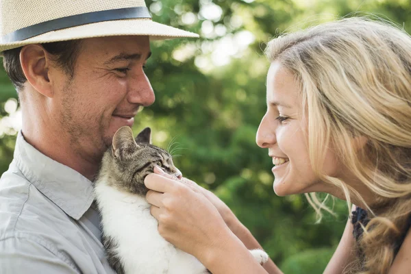 かわいい子猫と幸せなカップル — ストック写真