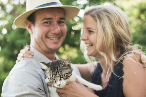 Casal feliz com gatinho bonito — Fotografia de Stock