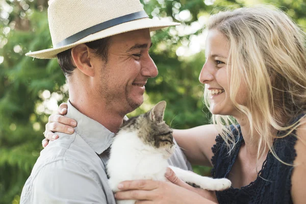 Lyckliga par med söt kattunge — Stockfoto