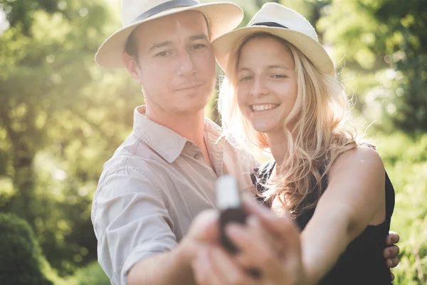 Encantador casal tomando auto retrato ao ar livre — Fotografia de Stock