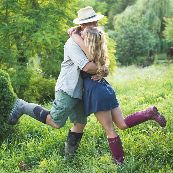 Couple heureux et aimant le jour des fiançailles — Photo