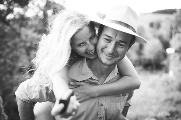 Feliz casal amoroso no dia do noivado — Fotografia de Stock