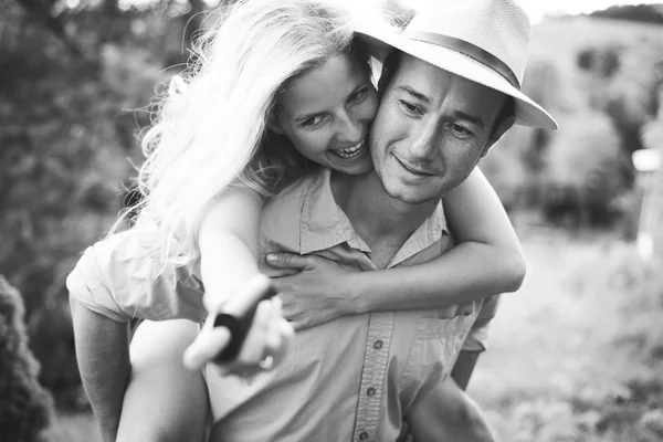 Feliz casal amoroso no dia do noivado — Fotografia de Stock