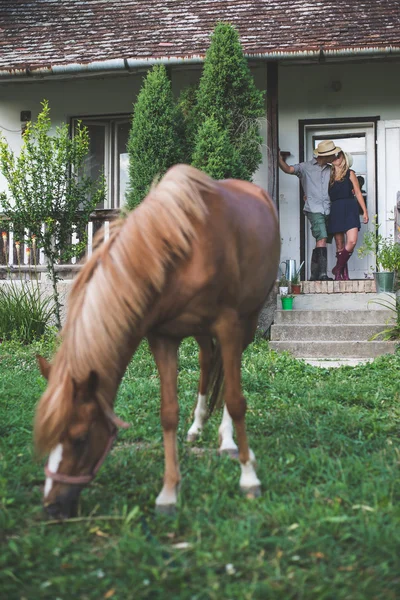 Nytt hus, lyckliga paret på dörr — Stockfoto