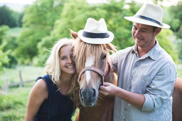 Coutry living, feliz pareja amorosa — Foto de Stock