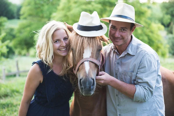 Coutry living, happy loving couple — Stock Photo, Image