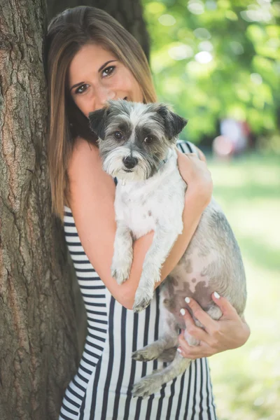 Mulher bonita posando com cão ao ar livre — Fotografia de Stock