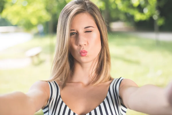 Mulher bonita fazendo selfie e sorrindo — Fotografia de Stock