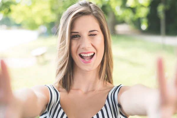 Mulher bonita fazendo selfie e sorrindo — Fotografia de Stock