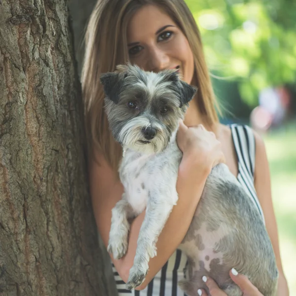 Krásná žena, pózuje s psem venkovní — Stock fotografie