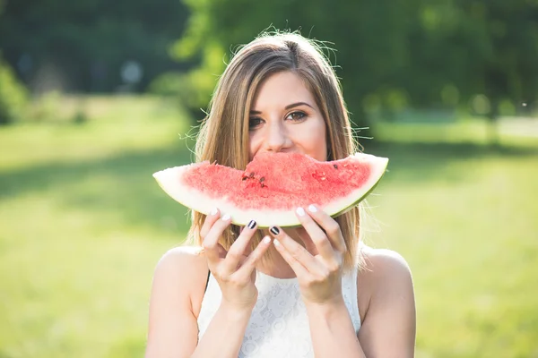 Beautiful girl eating fresh watermelon — Stock Photo, Image