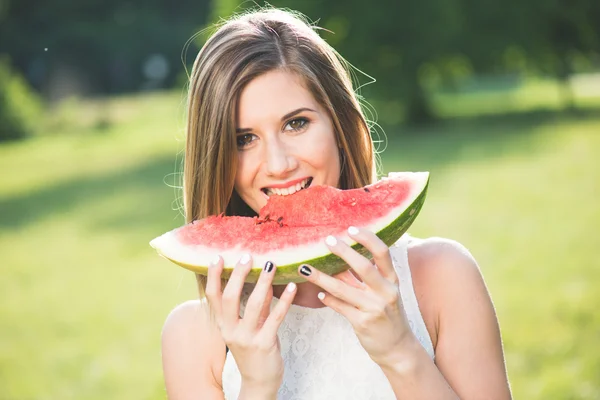 Schönes Mädchen isst frische Wassermelone — Stockfoto