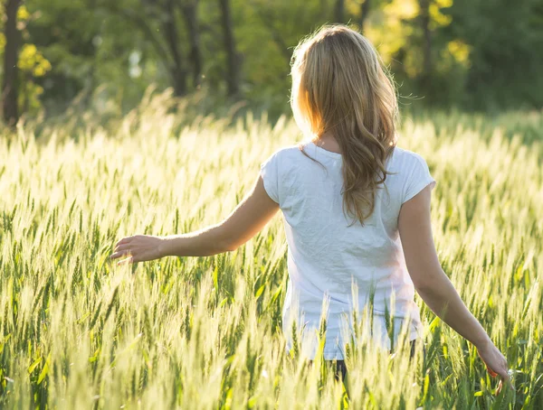 Mujer feliz libre disfrutando de la naturaleza — Foto de Stock