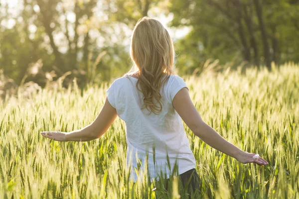 Mulher feliz livre desfrutando da natureza — Fotografia de Stock