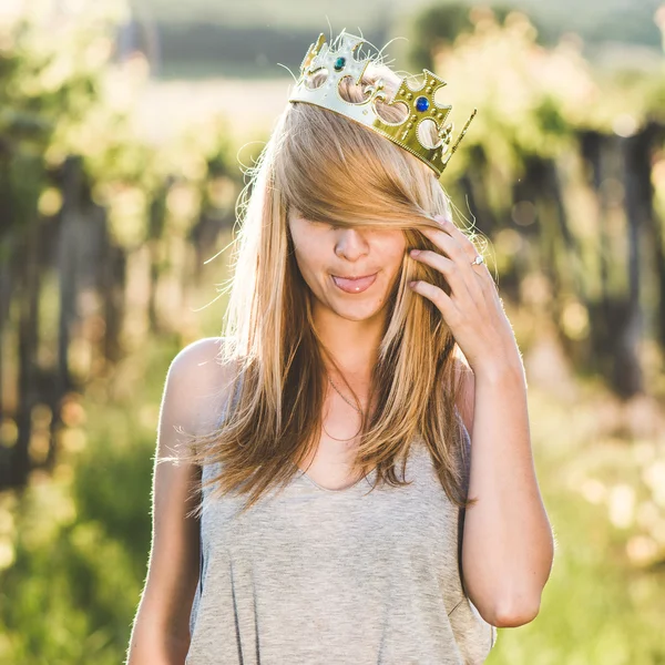 Blond lange haar vrouw plezier outdoor — Stockfoto