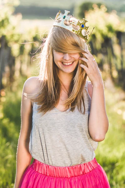 Bionda capelli lunghi donna divertirsi all'aperto — Foto Stock