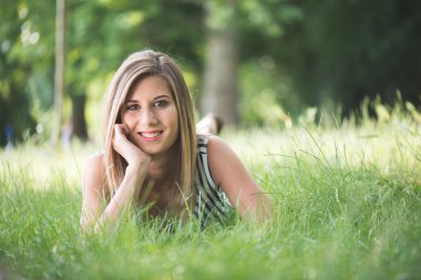 Bahçe rahatlatıcı sevimli kadın