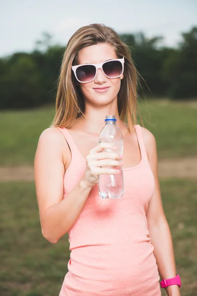 年轻女子运动后喝水 — 图库照片