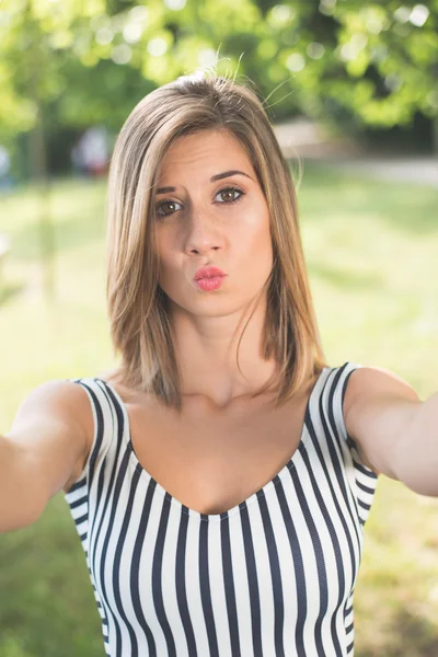 Mulher tomando auto-retrato para as mídias sociais — Fotografia de Stock