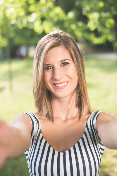 Femme prenant autoportrait aux médias sociaux — Photo