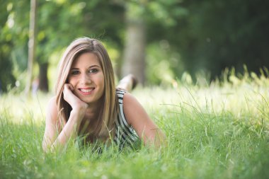 Yaz portre, açık poz genç esmer kadın