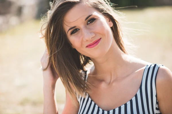 Zomer portret, jonge brunette vrouw poseren buiten — Stockfoto