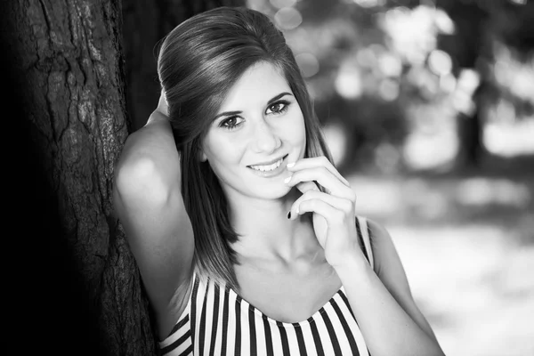 Summer portrait, young brunette woman posing outdoor — Stock Photo, Image