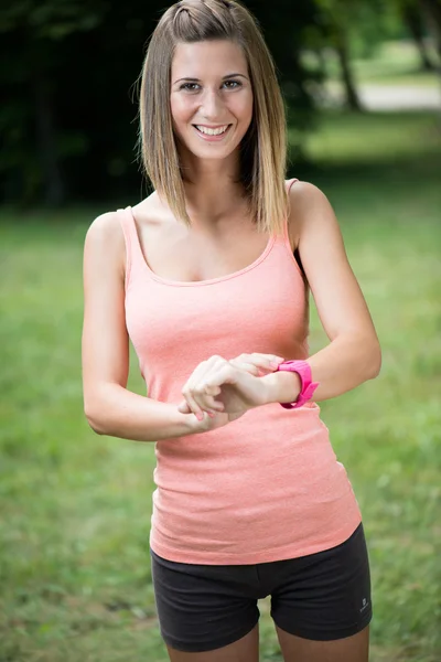 Gesunde Sportlerin nutzt Smartwatch, um Fitness-Aktivität zu verfolgen — Stockfoto
