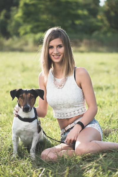 美しい女性が屋外の犬と一緒にポーズ — ストック写真
