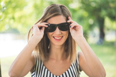 Yaz portre, açık poz genç esmer kadın