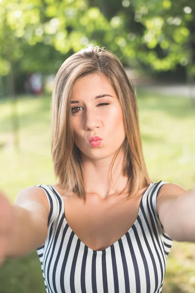 Mladá bruneta žena baví venkovní letní portrét — Stock fotografie