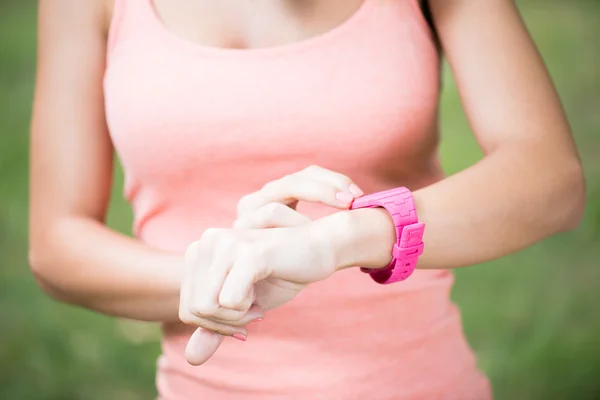 Donna sportiva sana che utilizza l'orologio intelligente per monitorare l'attività di fitness — Foto Stock