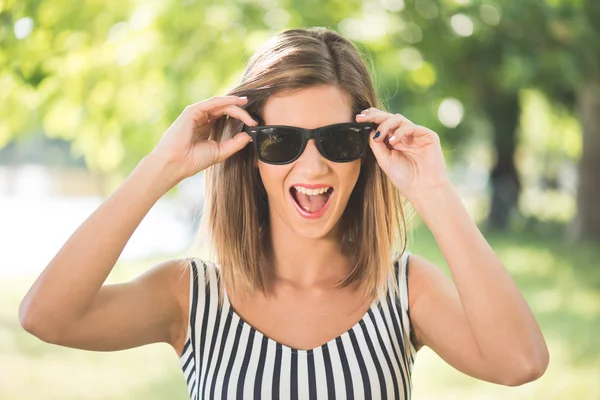 Sommerporträt, junge brünette frau mit spaß im freien — Stockfoto