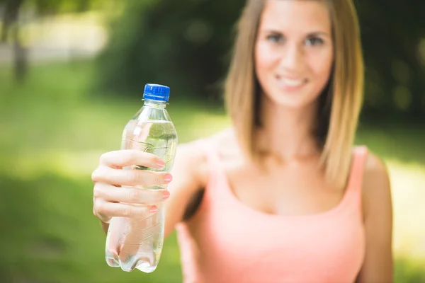 Mujer joven bebiendo agua después del ejercicio —  Fotos de Stock