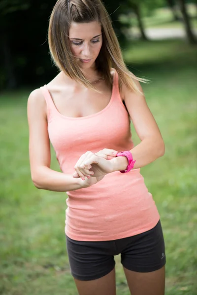 Femme sportive saine utilisant la montre intelligente pour suivre l'activité physique — Photo