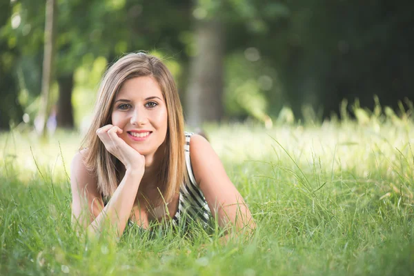 Sommer-Porträt, junge brünette Frau posiert im Freien — Stockfoto