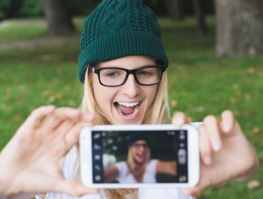 Sevimli genç kadın kendine portre çekici