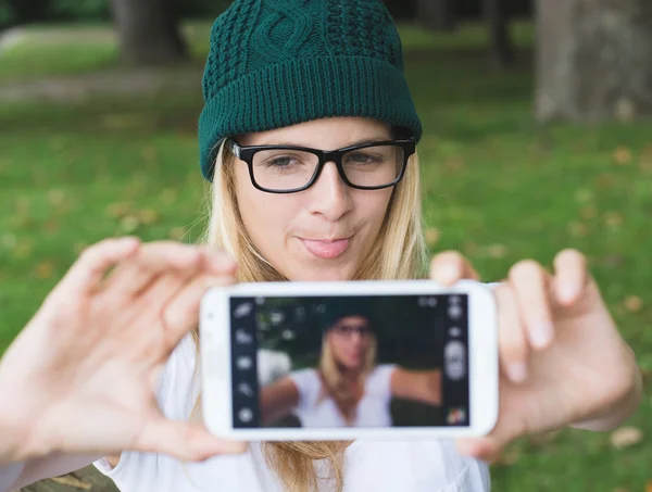 Niedliche junge Frau macht Selbstporträt — Stockfoto