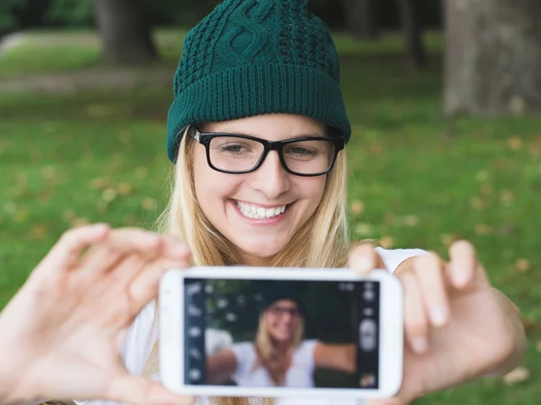 Bonito jovem mulher tomando auto retrato — Fotografia de Stock