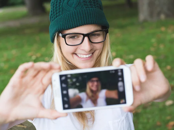 Cute young woman taking self portrait — Stock Photo, Image