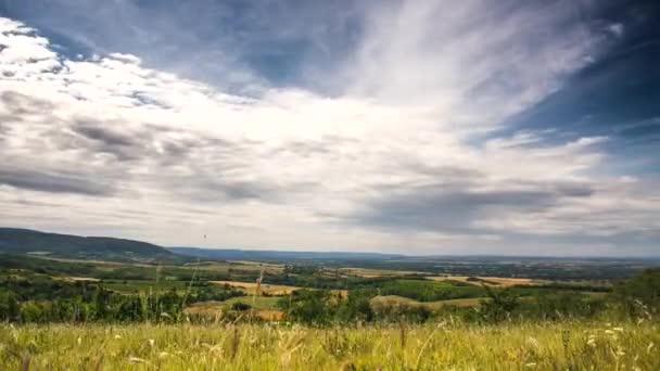 Nubes tormentosas en las montañas . — Vídeo de stock