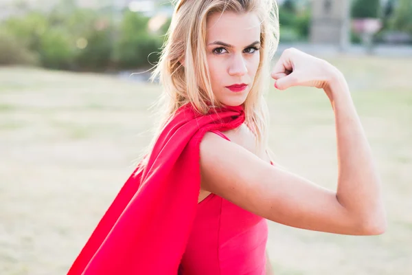 Mujer joven como superhéroe o mujer maravilla — Foto de Stock