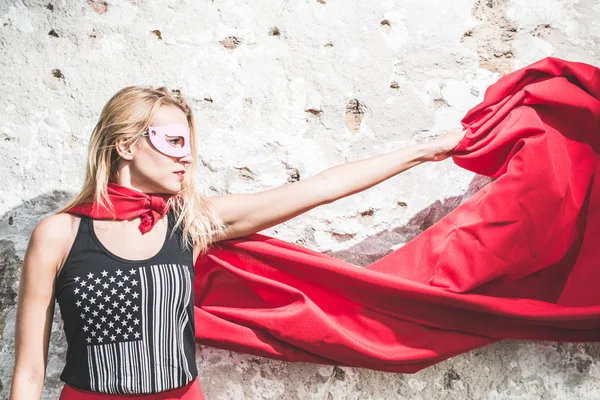 Jovem posando como super-herói ou super-mulher — Fotografia de Stock