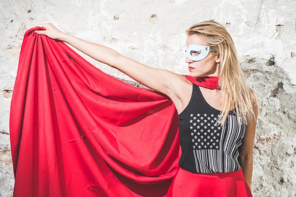 Ung kvinna poserar som superhjälte eller wonderwoman — Stockfoto