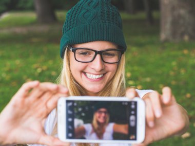 Sarışın kadın açık, alarak kendi kendine portre poz