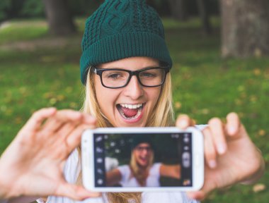 Sarışın kadın açık, alarak kendi kendine portre poz