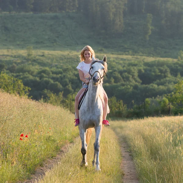 Jeune femme avec cheval en plein air — Photo