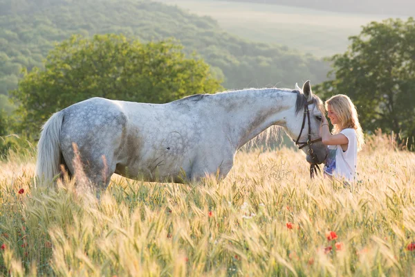 Jovem com cavalo ao ar livre — Fotografia de Stock