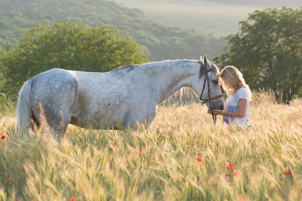 Giovane donna con cavallo all'aperto — Foto Stock