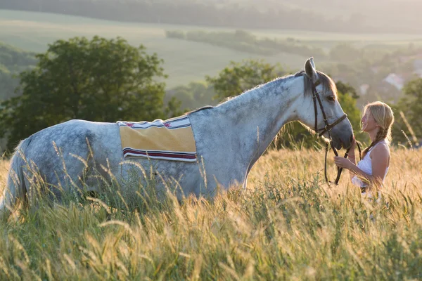 Jovem com cavalo ao ar livre — Fotografia de Stock